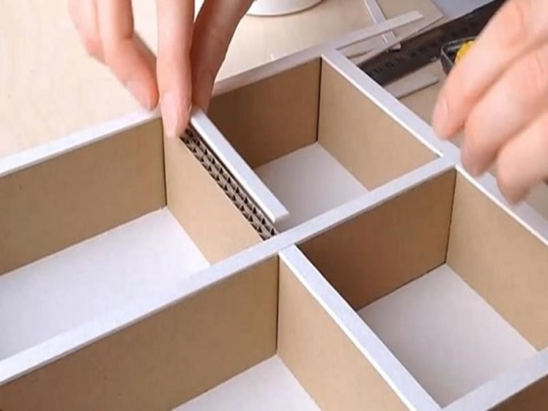 5 bước làm kệ sách bằng giấy carton kết hợp với giấy báo