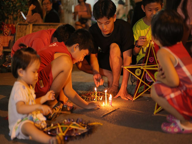 5 hoạt động vui chơi phá cỗ Trung thu siêu bổ ích cho bé, bạn đã biết chưa? 14 Vui chơi tại các hội chợ dân gian