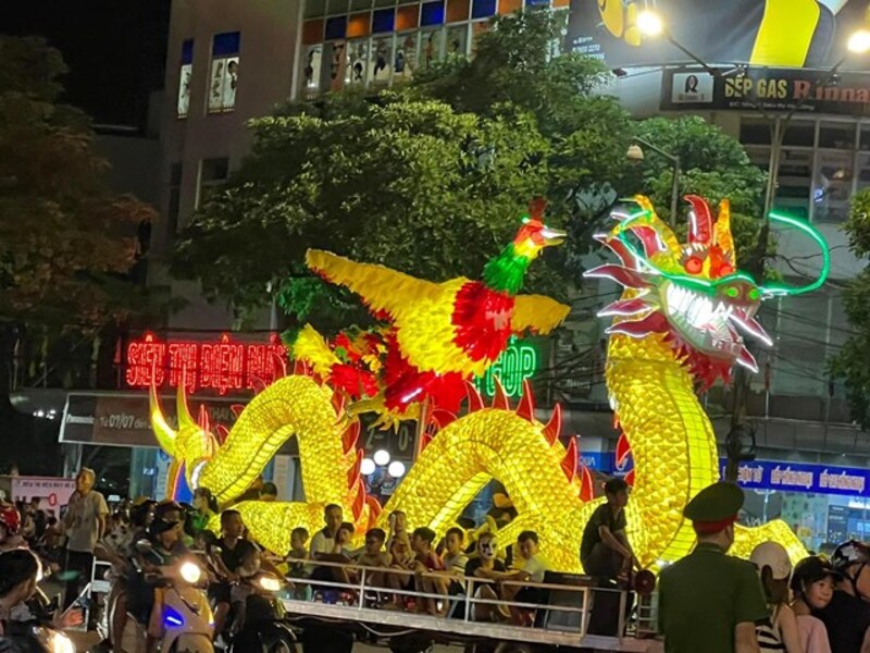 Đêm hội Trung thu Tuyên Quang có gì hấp dẫn mà thu hút hàng triệu du khách? 13 Những chiếc xe mô hình lồng đèn Trung thu siêu to khổng lồ