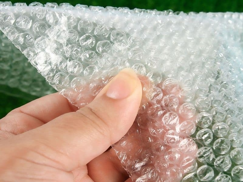 Bubble wrap là gì? Cách sử dụng xốp hơi gói hàng chuẩn nhất 8 Bubble Wrap là loại màng xốp bong bóng khí chuyên dụng để bảo vệ hàng hóa khỏi va đập.