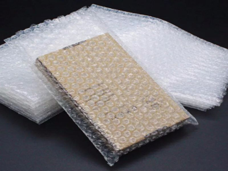 Hướng dẫn cách kết hợp xốp nổ và carton để tối ưu chi phí từ A-Z. 11 Đặt hàng ở tâm thùng là cách kết hợp xốp nổ và carton để tối ưu chi phí bảo vệ, hạn chế rủi ro hư hỏng.